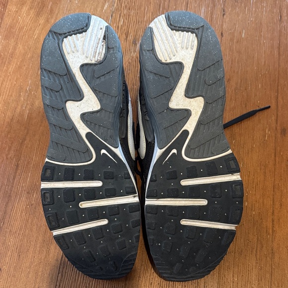 Nike Black and White Athletic Shoes - Picture 15 of 15